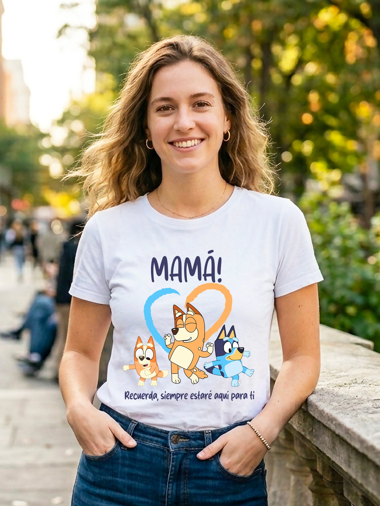 CAMISETA DÍA DE LA MADRE: MAMÁ – SIEMPRE ESTARÉ AQUÍ PARA TI 👩‍👧‍👦 Frikartes